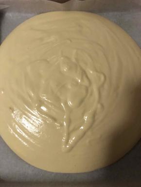 28x28的烤盘上垫上锡纸，蛋糕糊从大约30厘米的高处倒入烤盘中