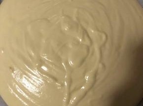 28x28的烤盘上垫上锡纸，蛋糕糊从大约30厘米的高处倒入烤盘中