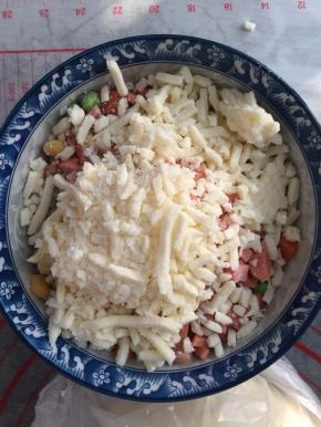 这是准备馅料：所有馅料放进大碗，拌匀