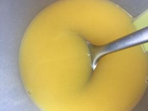 加入白砂糖搅拌均匀