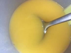 加入白砂糖搅拌均匀