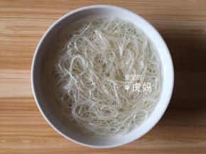 粉干泡在温水里发开；