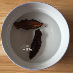 将红极参条放在冷水中解冻；