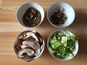 解冻好的红极参条切小块，放入适量料酒和1g姜丝腌制半小时，明虾剪去虾枪虾须挑出虾线，清洗干净后放适量料酒、1g姜丝腌制半小时，包心菜洗净切丝，西峡香菇洗净切片；