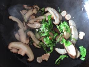 倒入香菇翻炒一会；