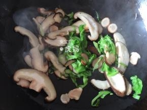 倒入香菇翻炒一会；