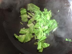 热锅冷油，倒入包心菜翻炒几下；