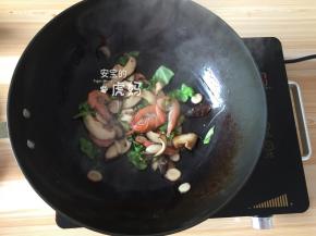 倒入沥干腌料的明虾翻炒至变色；