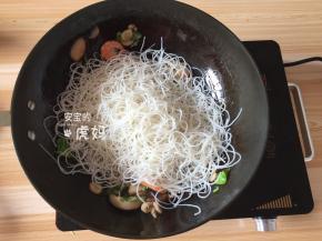 倒入沥干水分的粉干翻炒熟；