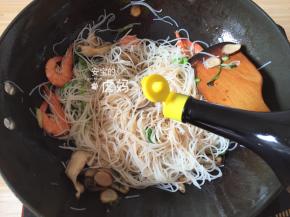 加入适量盐、生抽翻炒，调味上色；