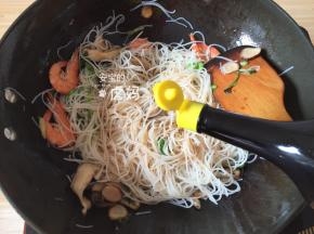 加入适量盐、生抽翻炒，调味上色；