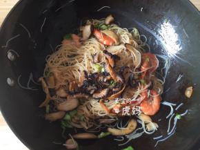 倒入沥干腌料的红极参块翻炒一会即可出锅，撒上葱花点缀一下，香气扑鼻哦；