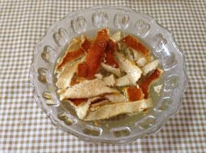 陈皮洗去表面浮土，浸泡30分钟去除苦味