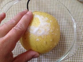雪梨用水洗净，然后用盐搓洗表面2遍，用流水冲净