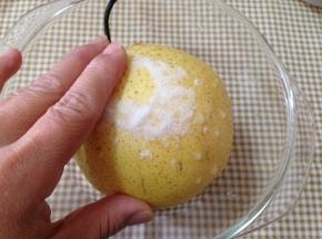 雪梨用水洗净，然后用盐搓洗表面2遍，用流水冲净