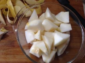 雪梨去皮切滚刀块（梨皮不要扔掉留着备用）