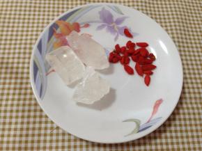 备好冰糖和枸杞