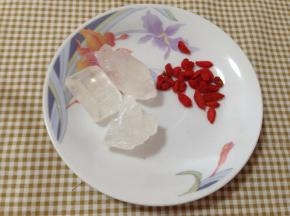 备好冰糖和枸杞