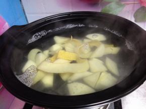 砂锅加入水烧开，放入梨皮和梨肉