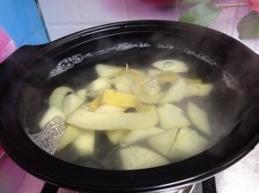 砂锅加入水烧开，放入梨皮和梨肉