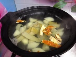加入泡好的陈皮（不要泡的水）大火煮开10分钟