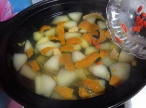 把枸杞加入锅内，继续煮5分钟即可