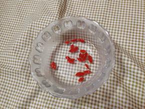 时间快到的时候，把枸杞用水清洗去除表面浮土
