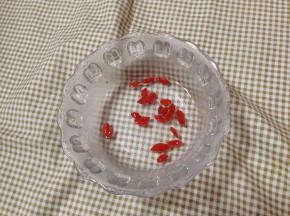 时间快到的时候，把枸杞用水清洗去除表面浮土