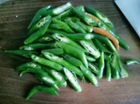 辣椒洗净切斜刀