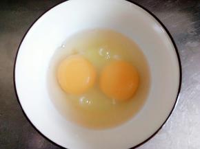 准备两个鸡蛋