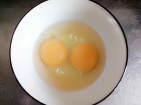 准备两个鸡蛋