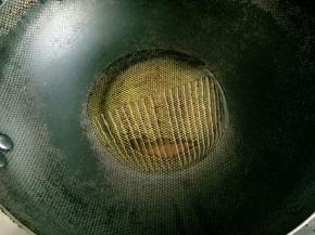 凉锅中放稍多一些的油
