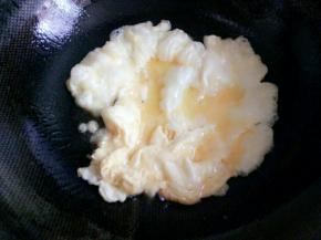 油热以后，把鸡蛋打散倒进去，炒至成形后铲出备用