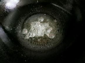 锅内留有底油，放入花椒粒，爆香