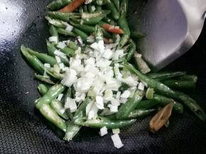 辣椒快熟的时候放入葱花