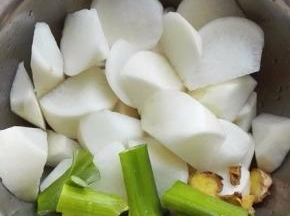 白萝卜洗净，切成滚刀块，葱姜切大块