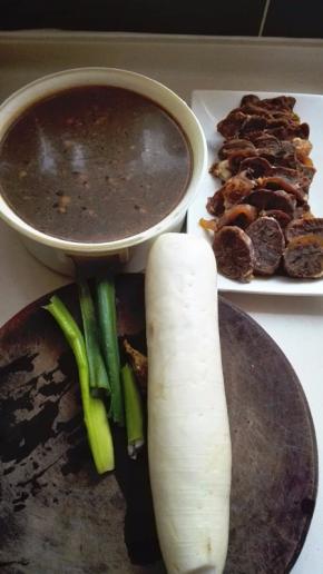 准备材料：葱姜适量，清炖牛肉切片，喜欢吃肉的就多放点牛肉