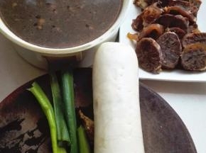 准备材料：葱姜适量，清炖牛肉切片，喜欢吃肉的就多放点牛肉