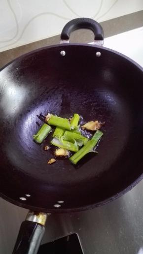 炒锅放入一汤匙植物油，放入葱姜煸出香味；