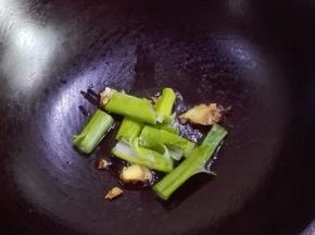 炒锅放入一汤匙植物油，放入葱姜煸出香味；