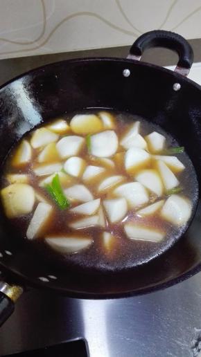 再放入适量清水，水面与萝卜齐平，大火烧开，转小火，盖锅盖炖10-15分钟