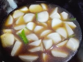 再放入适量清水，水面与萝卜齐平，大火烧开，转小火，盖锅盖炖10-15分钟