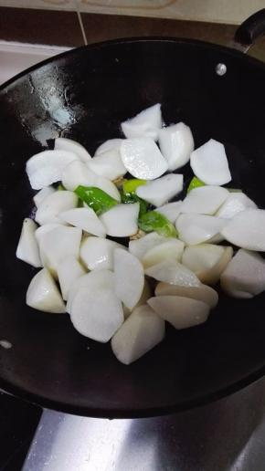 放入萝卜块翻炒