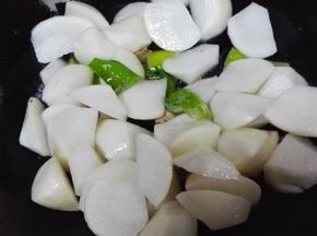 放入萝卜块翻炒