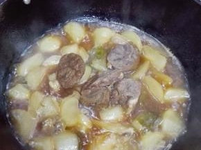 放入切片的清炖牛肉；