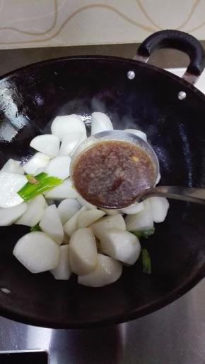 白萝卜煸炒两三分钟，放入适量的清炖牛肉汤