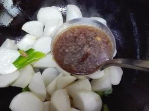 白萝卜煸炒两三分钟，放入适量的清炖牛肉汤