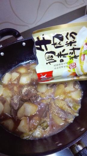 放入适量的大喜大牛肉粉