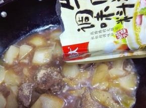 放入适量的大喜大牛肉粉