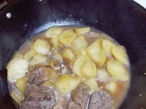 盖锅盖再炖5分钟左右，让萝卜与牛肉入味，萝卜也炖至软烂，即可起锅